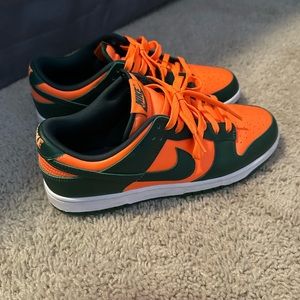 I am selling these dunks and they are in great shape and a size 9 in men’s.